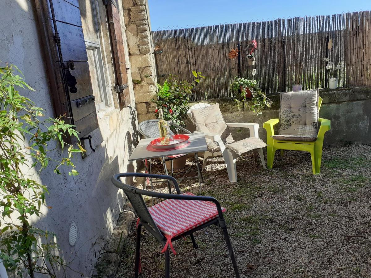 Petite Maison Dans La Campagne A 10 Mn A Pied Du Centre Ville Arles Ngoại thất bức ảnh